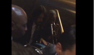 Dave Grohl performs in a lift with a jazz (Grammy 2016)