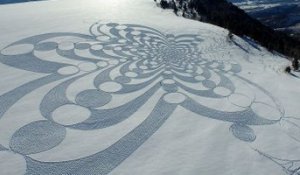 Un homme créé d'incroyables dessins géants sur la neige avec ses traces de pieds