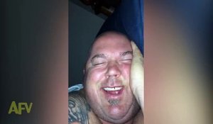 Une femme filme son mari qui rigole en dormant. Flippant