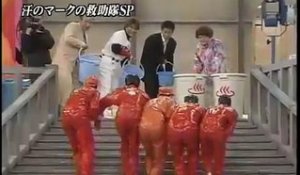 Ils jettent des litres de lubrifiant sur les participants d'un jeu Tv au Japon