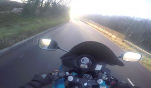 Il percute une voiture en moto par l'arrière aveuglé par le soleil sur les routes du pays-de-galles !