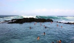 Des vagues géantes s'abatent sur des nageurs et ils sont heureux ... Découvrez ce coin de paradis !
