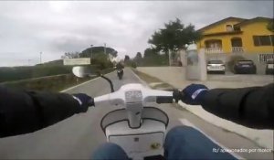 Un motard se fait humilier par un scooter !