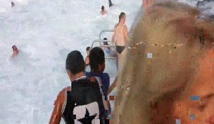 Australie: une vague géante surprend les baigneurs d'une piscine naturelle
