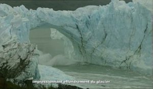 Impressionnant effondrement du glacier