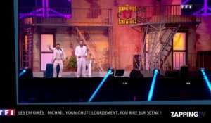 Les Enfoirés : Michael Youn chute lourdement, fou rire sur scène ! (Vidéo)