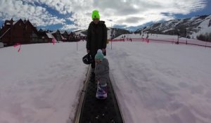Adorable : ce bébé fait du snowboard pour la première fois