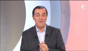 Émue, une candidate de "Motus" fond en larmes