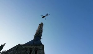 Hélitreuillage de la statue de l'archange au Mont-Saint-Michel