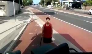 Un homme raciste viré d'un bus pète un cable et éclate le pare-brise