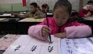 La calligraphie enseignée aux enfants à l'école en Chine