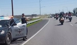 Un policier s’amuse à gazer des motards sans raison