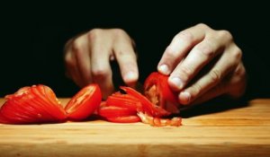 Vidéo inversée d'une découpe de Tomate en tranche... Tellement Bon!
