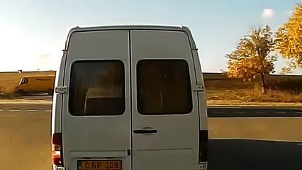 Une dashcam filme un camion qui, en prenant son virage trop court