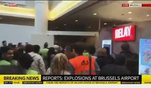 Les gens évacuent l'aéroport de Bruxelles