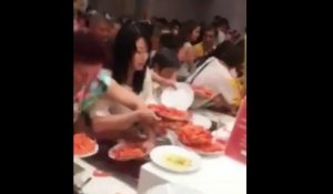 Le comportement de ces touristes chinois à un buffet est inexcusable. Du jamais-vu !