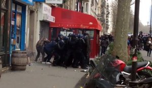 Des policiers CRS callaissés à la manifestation contre la Loi du Travail