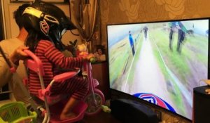 Un papa simule un simulateur VTT avec sa fille