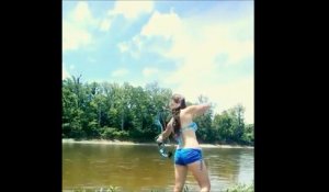 Cette jeune fille pêche à l'arc comme une pro