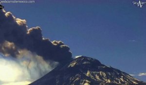 Une impressionnante colonne de cendres se dégage d'un volcan en éruption au Mexique