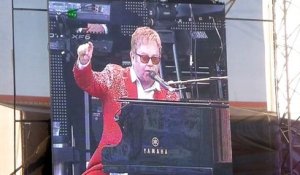Elton John pète les plombs en plein concert et insulte un membre de la sécurité en le comparant à Hitler - Regardez