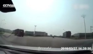 Un camion remplit de graviers défonce une voiture sur l'autoroute..