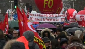 Loi travail: mobilisation en hausse, "chemin de croix" pour Hollande selon la presse