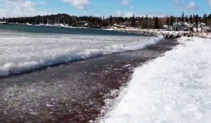 Quand une mer de glace dépose des milliers de morceaux sur la plage