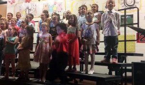Un gamin se prend pour Michael Jackson en pleine chorale au jardin d'enfant