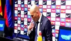 Zidane cache un chewing-gum sous une table de conférence