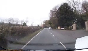 Crash impressionnant au Pays de Galles : une voiture fait un tonneau