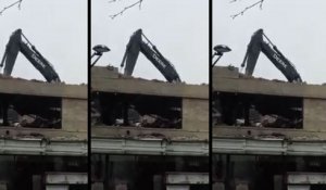 Chute d'un engin de démolition dans un parking à étages