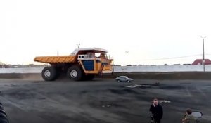 Le plus gros camion du monde écrase sur une voiture