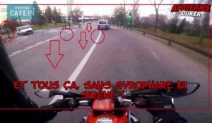 Un fourgon policier coupe la route à une moto