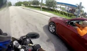 Un motard pourchassé par un automobiliste