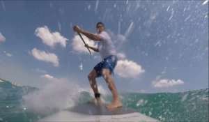 Un Surfeur En Paddle Percute Un Requin Et Tombe Sur Orange Videos