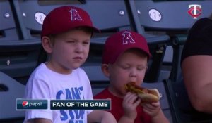 Cet enfant galère à manger son hot-dog