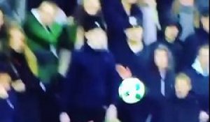 Une supportrice du FC Copenhague reçoit le ballon en pleine tête