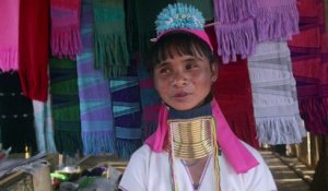Les "longs cous" de Birmanie rêvent d'un autre tourisme