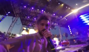 Un chanteur filme le public avec la GoPro d'un fan au festival de Coachella