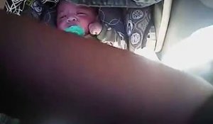 Il laisse son bébé de 2 mois enfermé dans sa voiture en plein soleil pendant 1h30