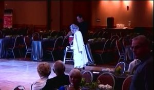 Une Dame De 94 Ans Arrive Sur La Scène Avec Un Déambulateur, Lorsqu'elle Enlève Son Manteau C'est Le Choc