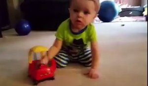 Ce gamin essaie de rentrer dans une voiture... une toute petite voiture