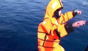 La ministre norvégienne de l'immigration plonge dans la mer pour "faire comme les migrants"