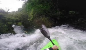 Il saute une cascade de 18m en Kayak !