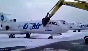 Il détruit un jet avec une pelleteuse après s'être fait virer