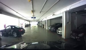 Le fail d'une Porsche 911 dans un parking de Singapour