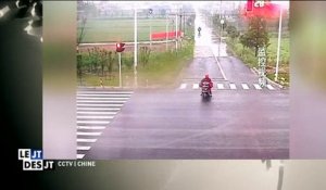 Chine : Les incroyables images d'un homme en scooter qui a frôlé la mort - Regardez