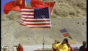 Trois drapeaux sur l'Everest