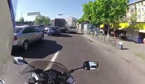 Un motard poursuit un voleur et récupère un sac à main